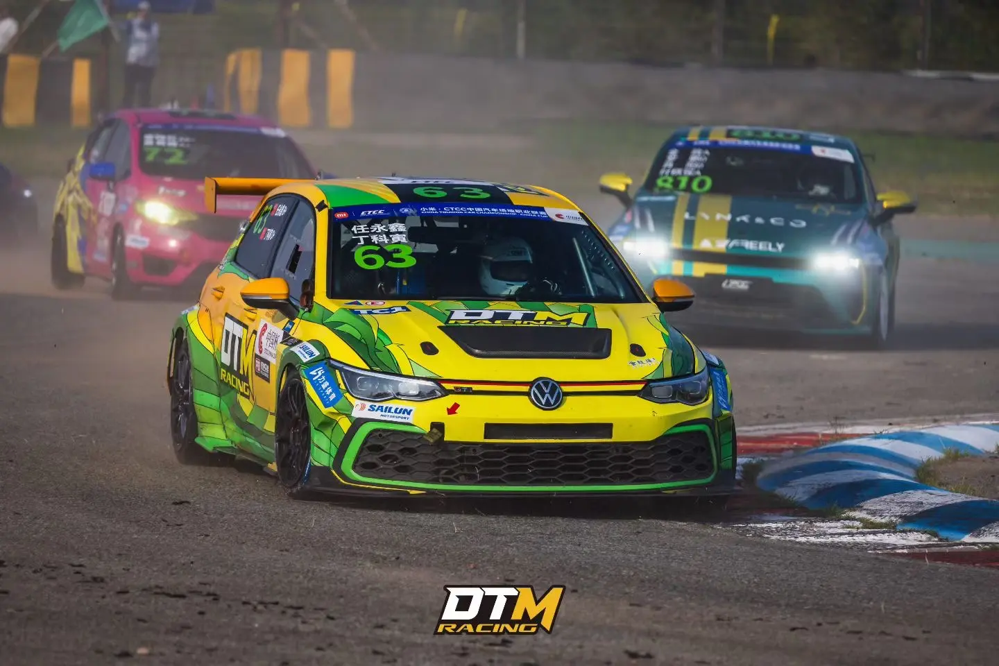 DTM Racing 63 号大众高尔夫 TC1 赛车在 CTCC 比赛中领跑