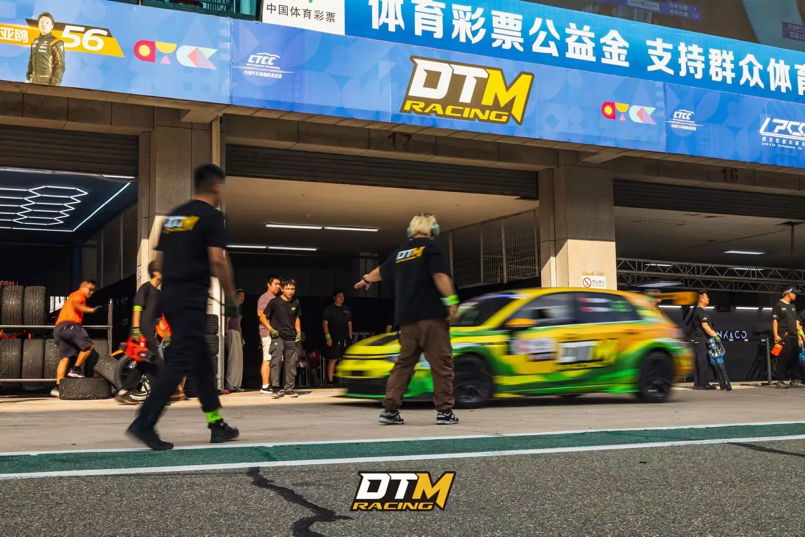 DTM Racing 63 号大众高尔夫 TC1 赛车驶出 CTCC 车库