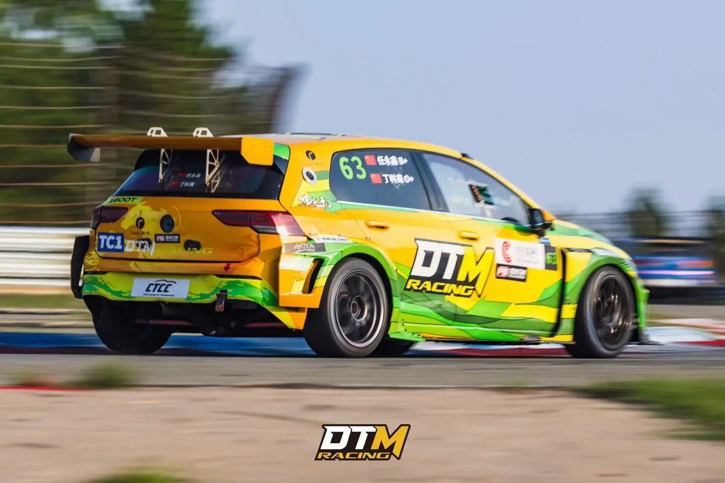 DTM Racing 63 号大众高尔夫 TC1 赛车通过 CTCC 弯道