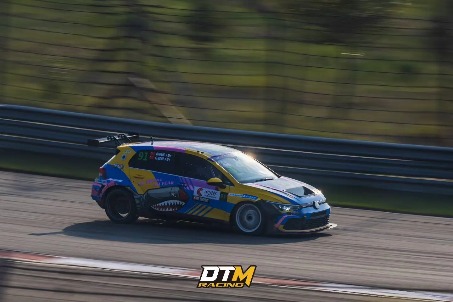 DTM Racing 91 号大众高尔夫 TCS 赛车高速通过 CTCC 赛道