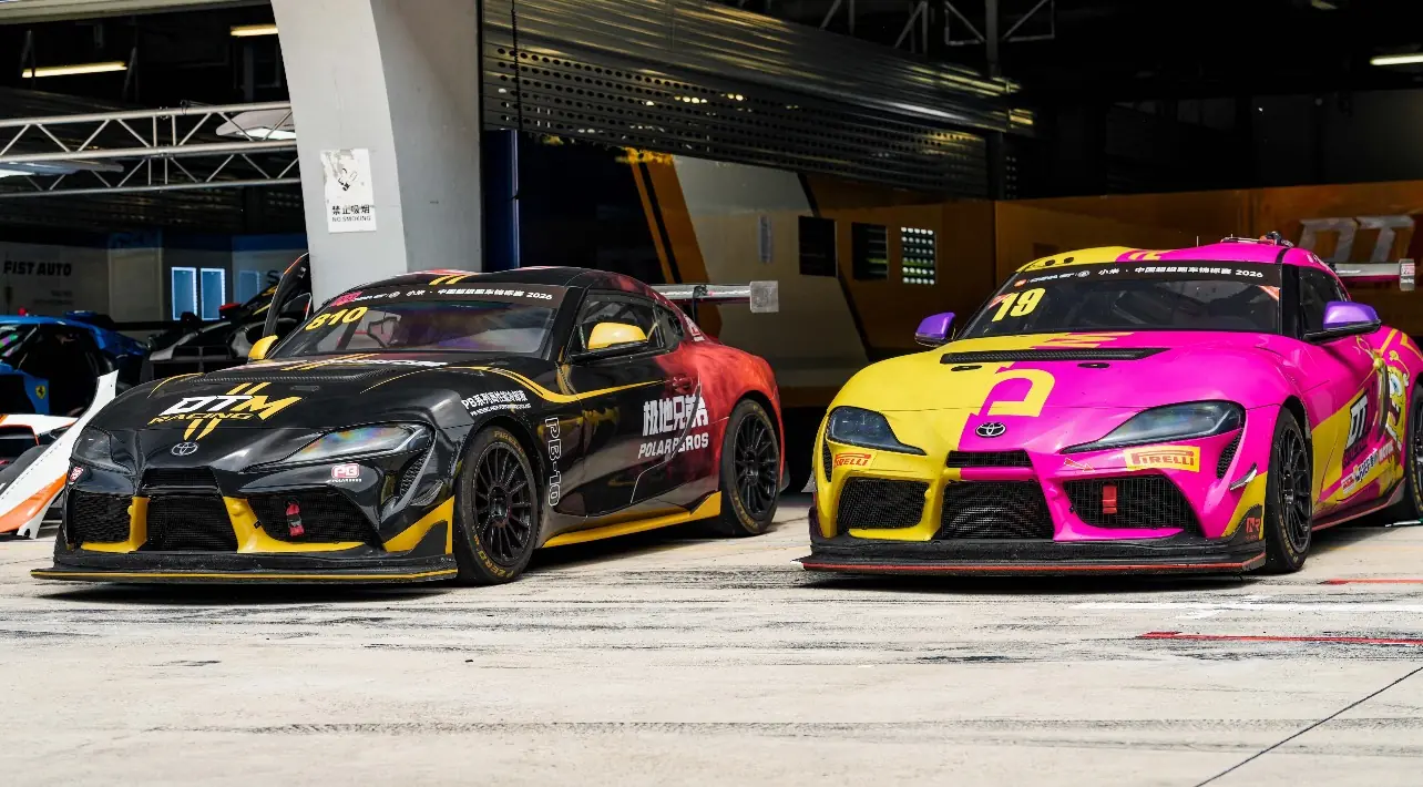 DTM Racing 两辆 Toyota GR Supra GT4 EVO II 停在维修区