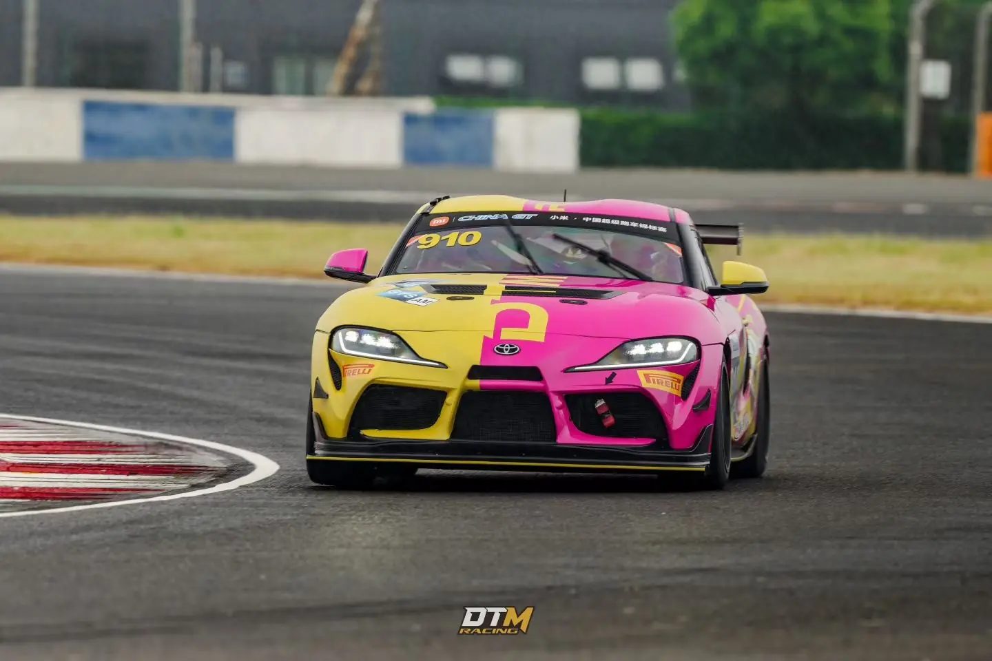 910 号粉黄 Toyota GR Supra GT4 赛车