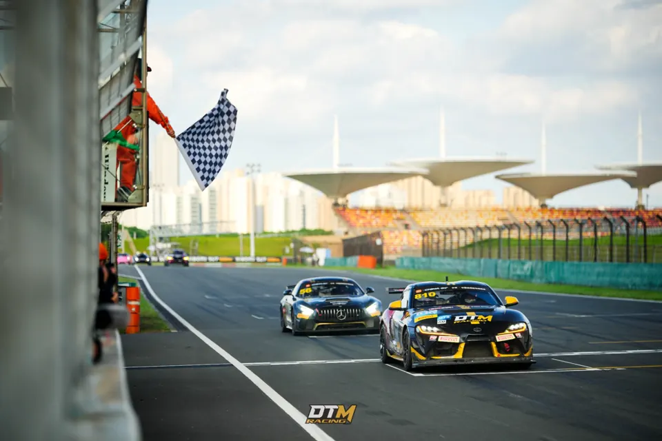 2026 China GT 上海站 · 赛车冲线瞬间