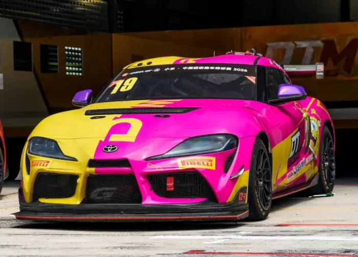 北京 DTM Racing 910 号 Toyota GR Supra GT4 EVO II 停在车库前